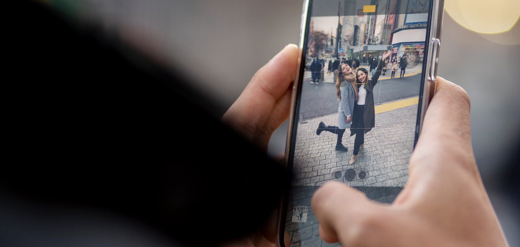Osoba fotografująca wspólny moment telefonem
