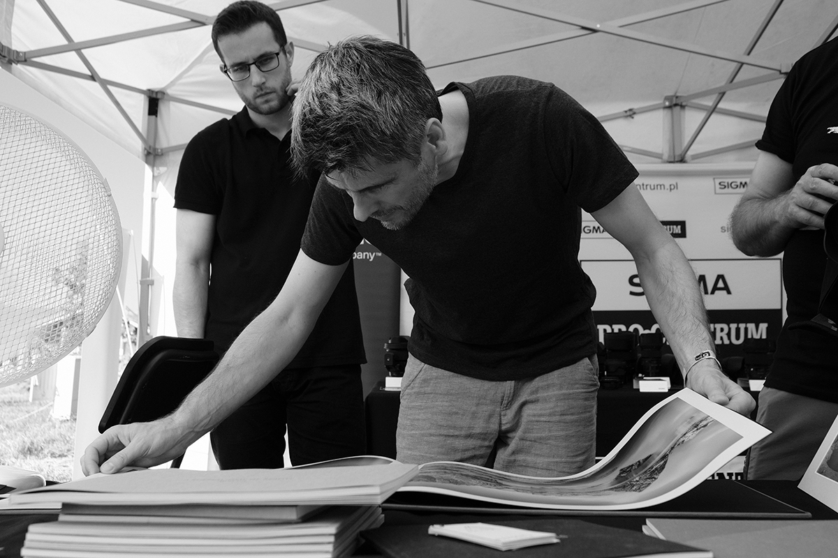 Paweł Młodkowski z fotoksiążką premium