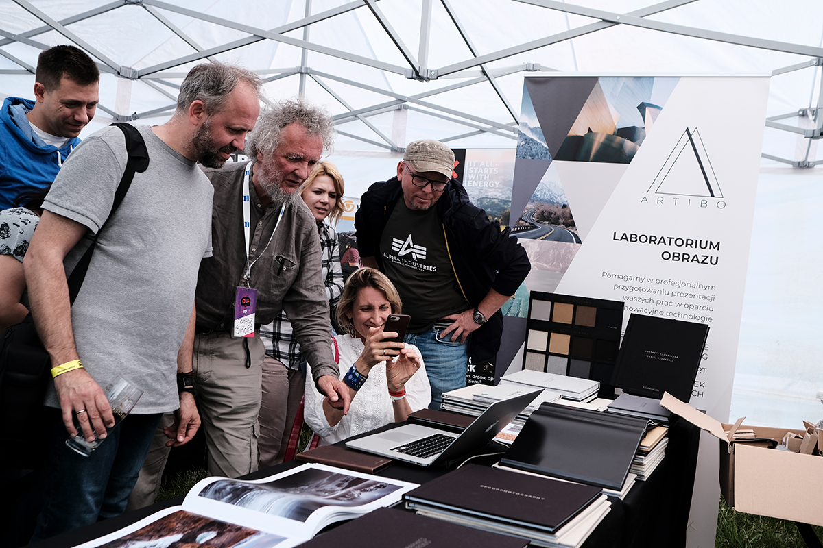 Tomek Sikora, Renata Sabela i Sebastian Kaliński na stoisku artibo fotocamp2019