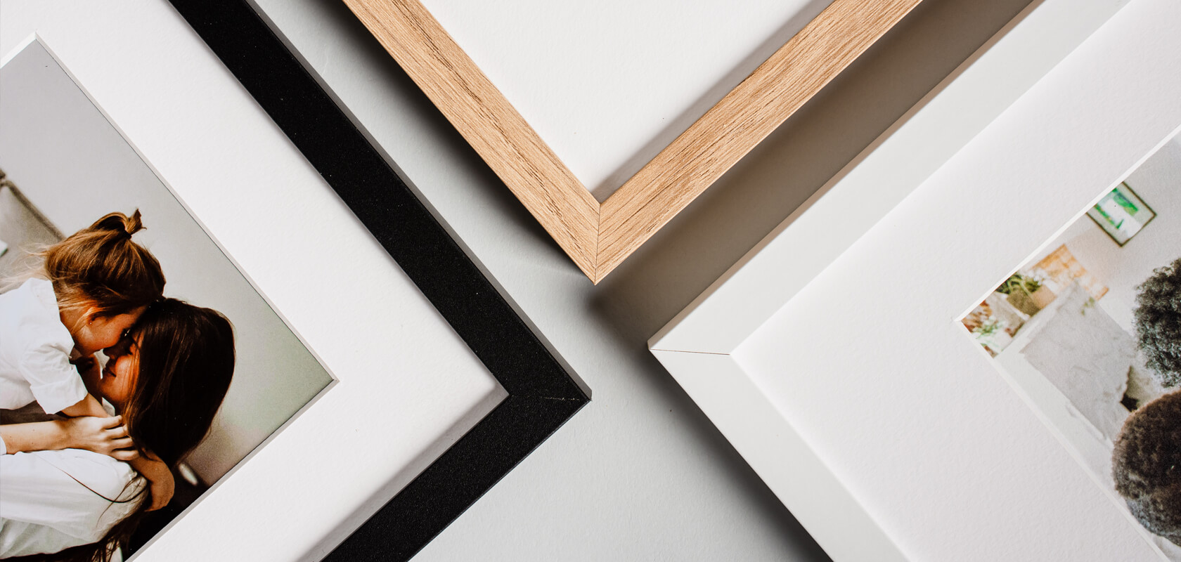 The frame is available in three colour options: black matt, white matt or oak.
