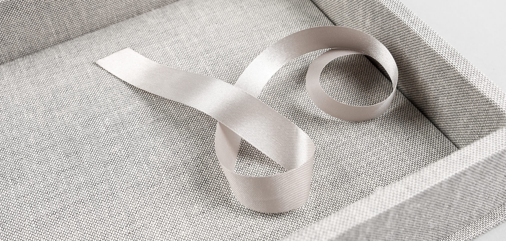 It includes an elegant satin ribbon, for easy print arrangement.